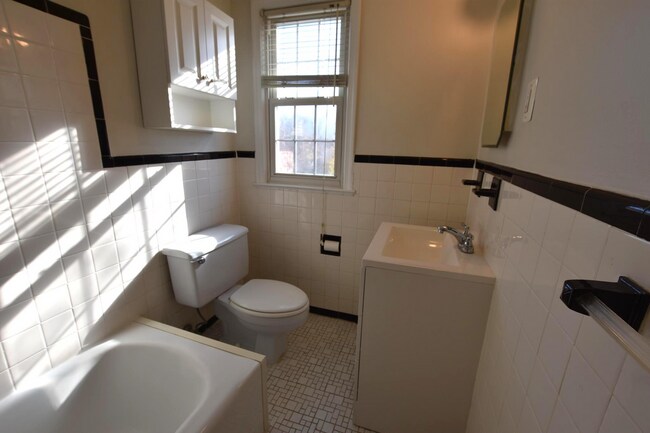 Building Photo - Spacious 2 Bedroom Apartment w/ Washer|Dry...