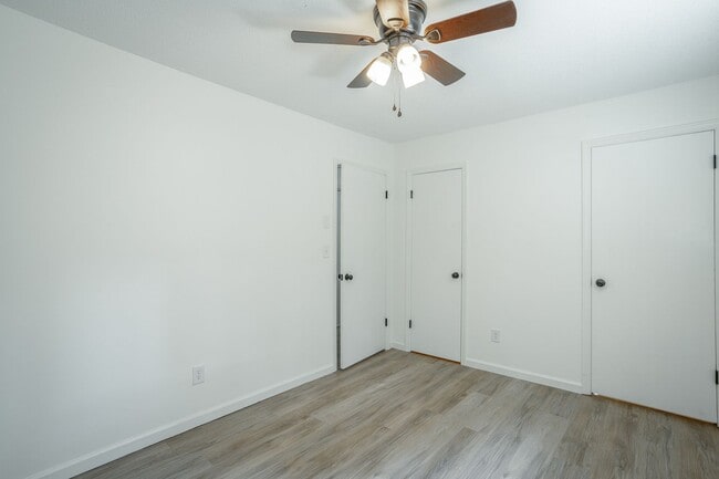 Building Photo - Spacious House in Hixson