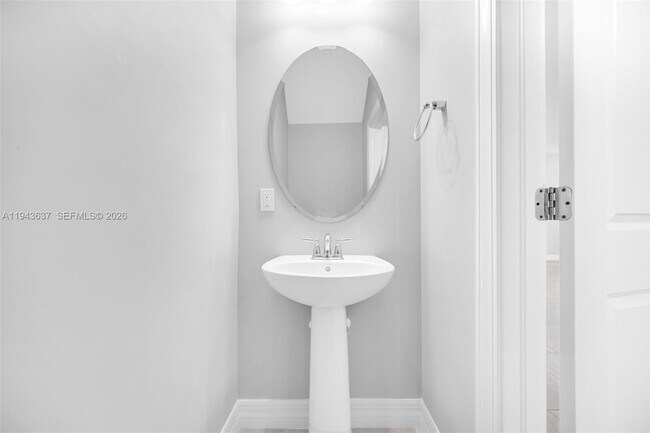 Building Photo - 964 Banyan Dr