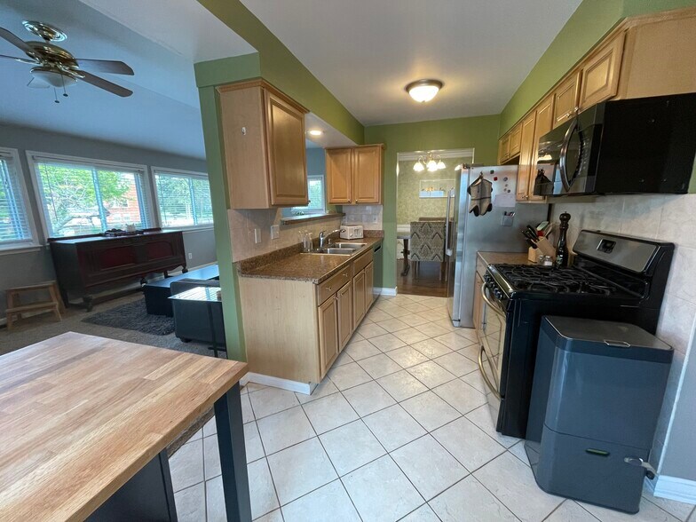 Building Photo - 2863 Foster Ave