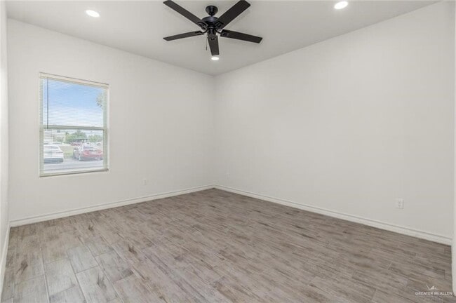 Building Photo - 9 Redbud E Ave