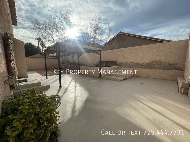 Building Photo - Beautiful 4 bedroom, 2.5 bathroom two-stor...