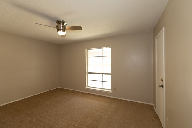 Building Photo - 2 bed 1.5 bath townhome located in the Mil...