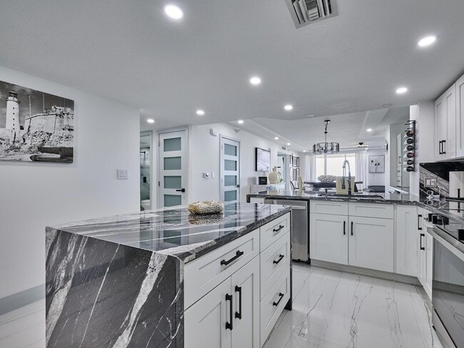 Building Photo - 5051 N Hwy A1A