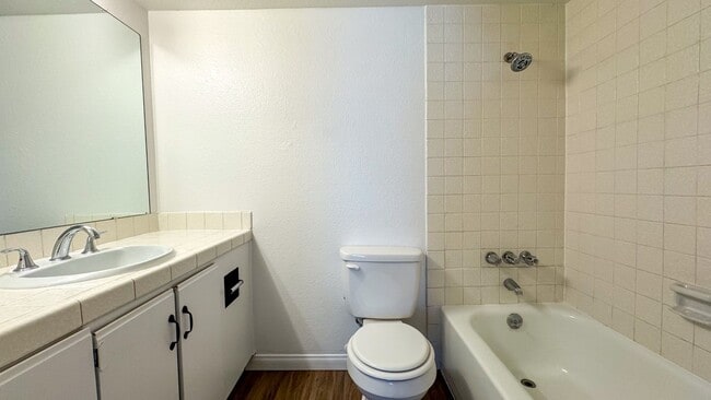 Building Photo - Las Vegas 2-Bed, 2-Bath Condo in Secure Ga...