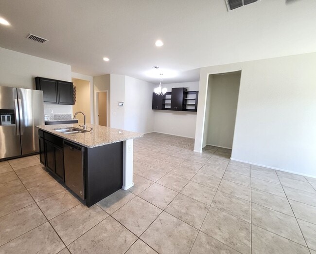 Building Photo - 3 Bedroom 2 Bathroom Magma Ranch Home