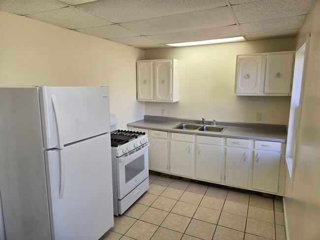 Building Photo - 1221 6th St