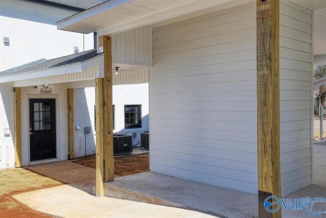 Building Photo - 1122 NE Wellman Ave