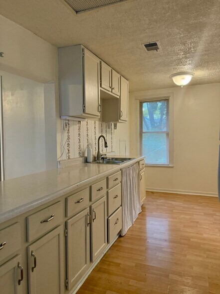 Building Photo - 236 S 78th St