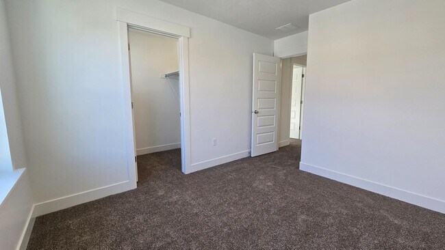 Building Photo - 1005 N 3620 W