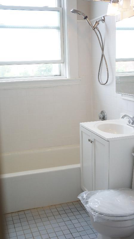 Building Photo - 554 E 4th St