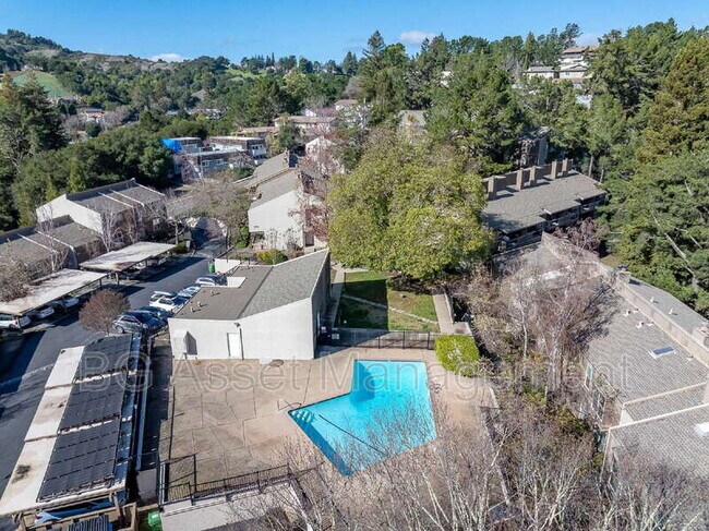 Building Photo - 2079 Ascot Dr