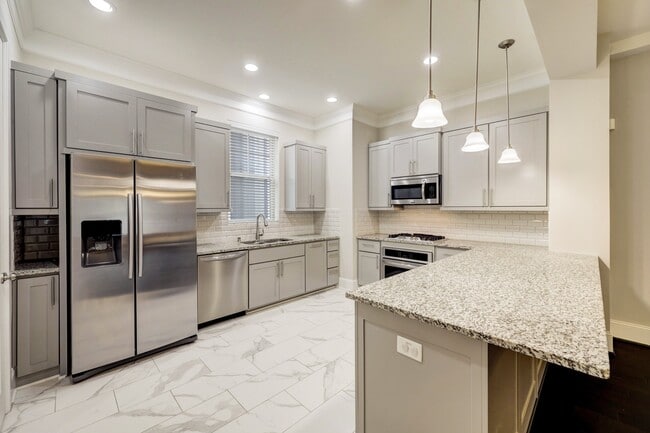 Building Photo - 726 N Shepherd Dr