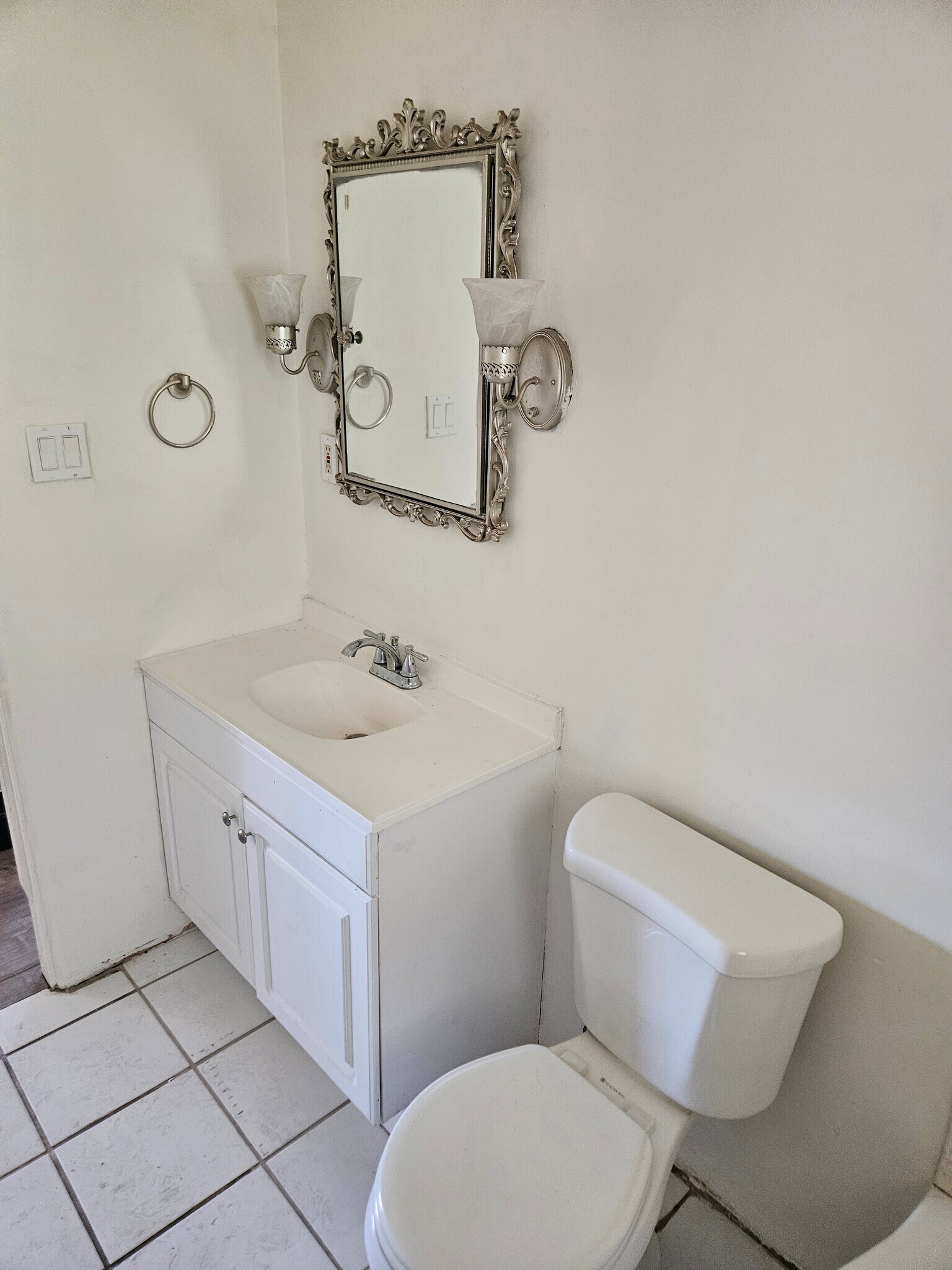 Building Photo - 2326 E Earll Dr