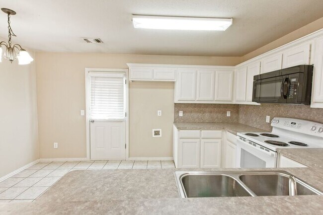 Building Photo - 933 Farmington Rd