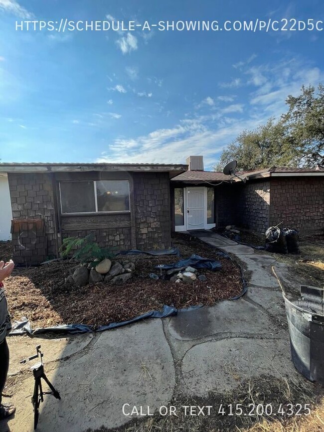 Building Photo - Charming 4-Bedroom Home with Country-Style...