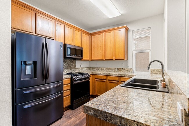 Building Photo - Modern 5 Bed Home with Office, AC, Garage,...