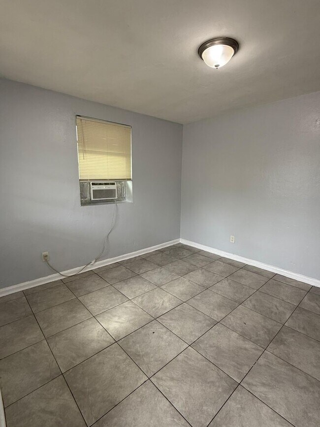 Building Photo - 1046/1048 W 8th St.- Duplex