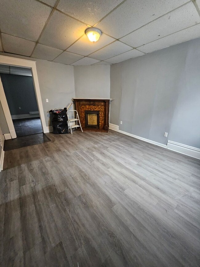 Building Photo - 2nd level 4 bedroom 2 bathroom apartment