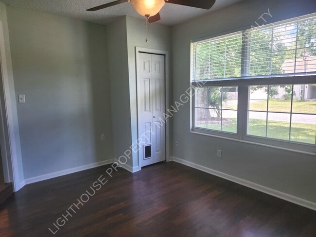 Building Photo - **Discover Your Dream Home: Spacious 4-Bed...