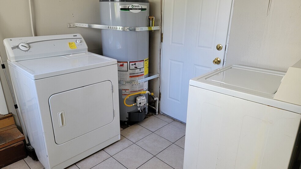 On-site FREE laundry. - 12105 12th Ave S