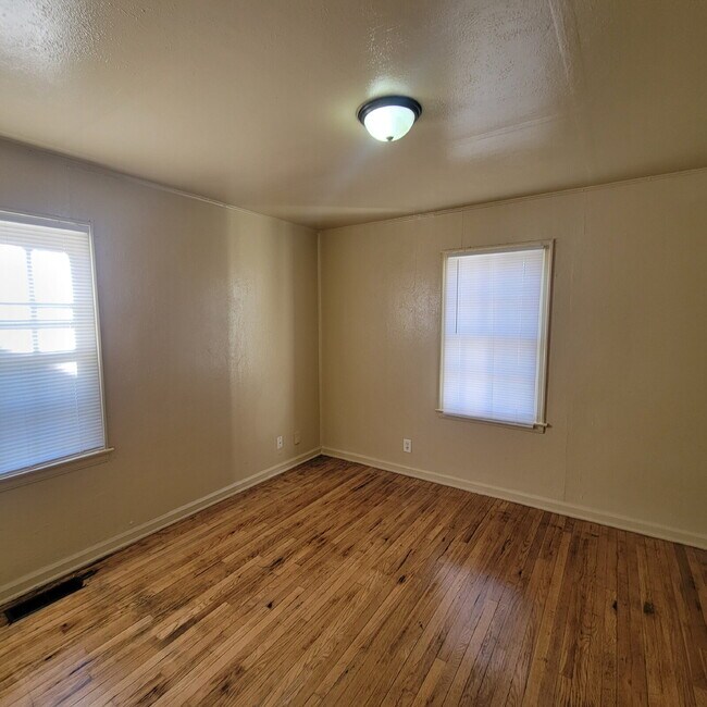 Building Photo - 4BR/2BA HOUSE near 38th/Keystone! Meadows area