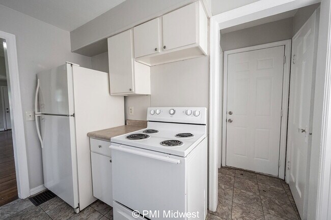 Building Photo - "Charming 2-Bed Home with Gleaming Hardwoo...