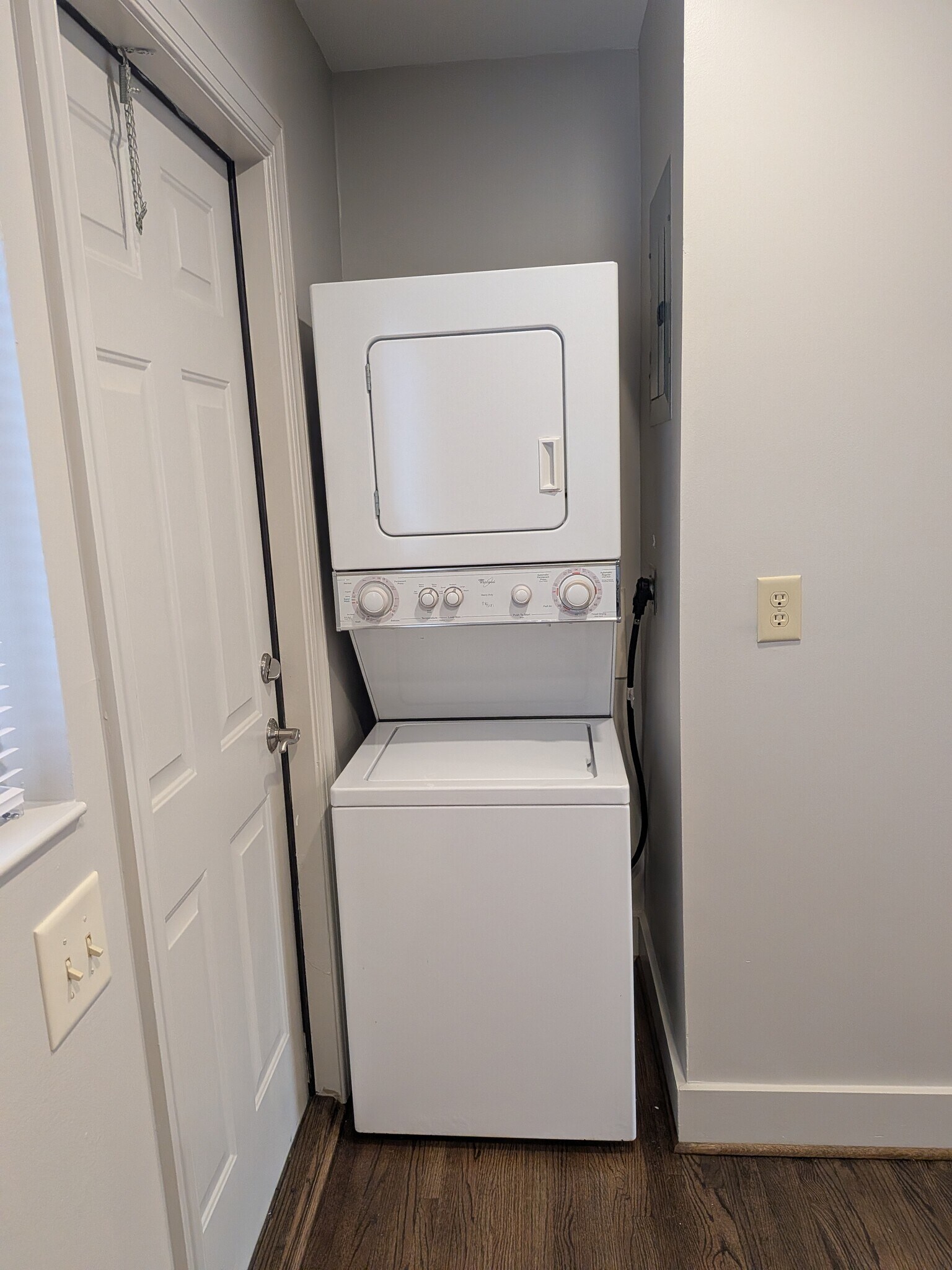 Building Photo - 1869 Montclaire Ln