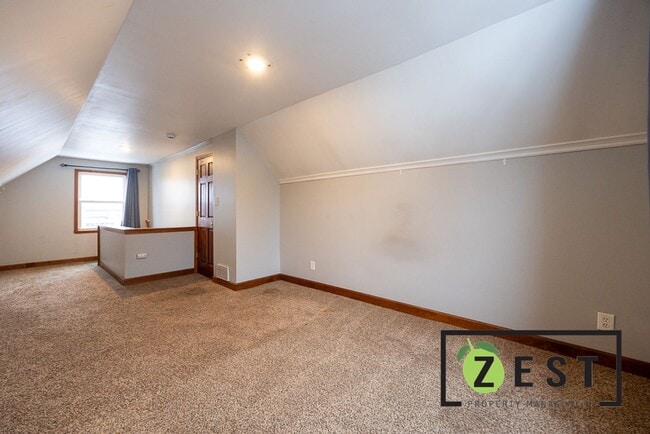 Building Photo - Amazing 3 Bedroom 1 Bathroom - $1500