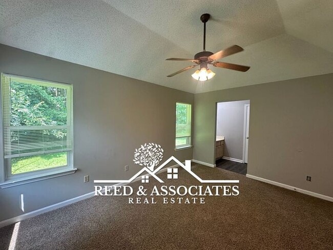 Building Photo - Olive Branch Home Located in Quiet Cove!