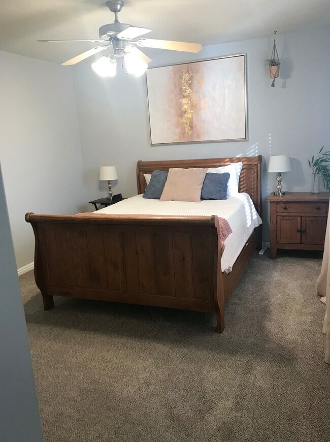 Building Photo - 3 bedroom, 2 bath townhome, end unit, great location!