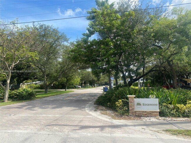 Building Photo - 3315 SW 15th Ave
