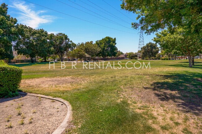 Building Photo - Charming 3-Bed, 2.5-Bath Home in One of Tr...