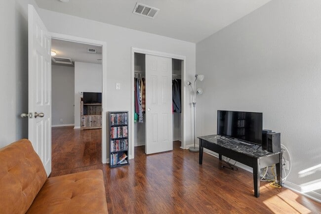 Building Photo - 103 Hoya Ln