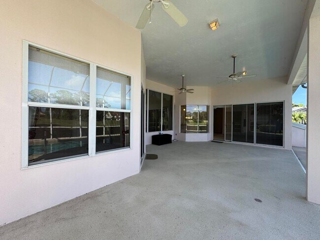 Building Photo - 4/3 Pool Home in Pelican Bay