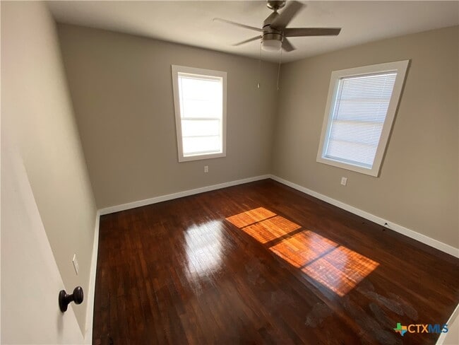 Building Photo - 702 E Stayton Ave
