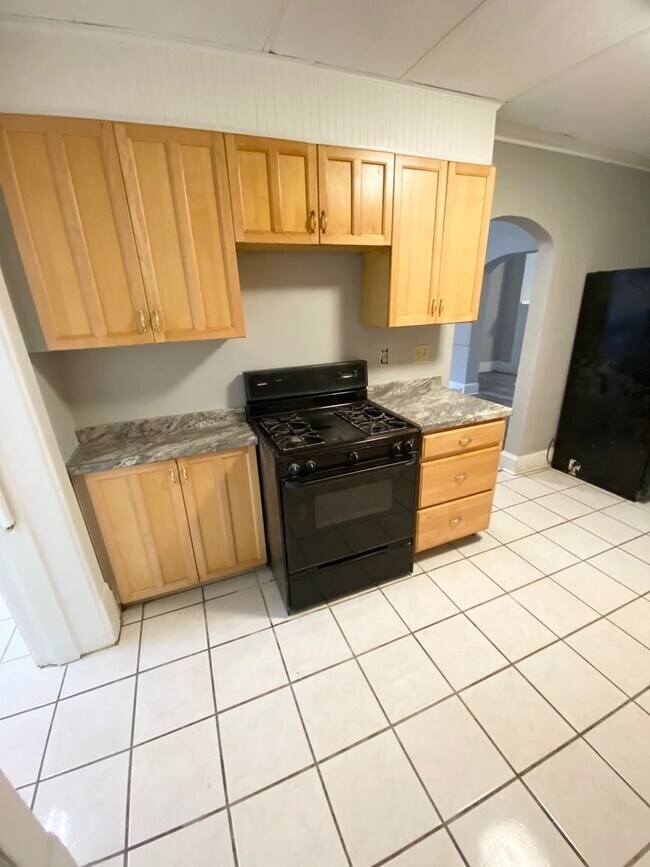 Building Photo - Newly Renovated 4 Bedroom, 1.5 Bathroom in...