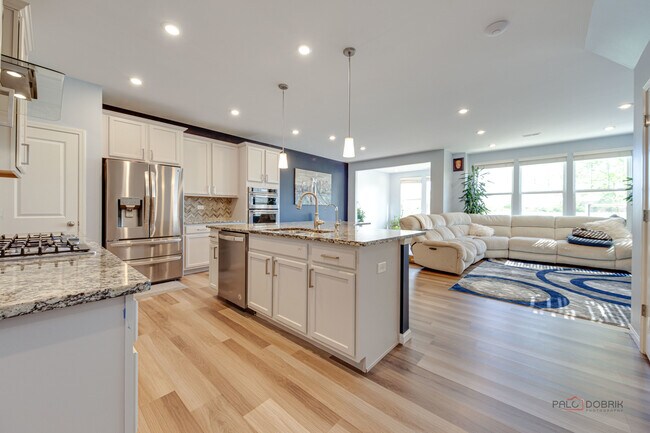 Building Photo - 573 Watercress Dr