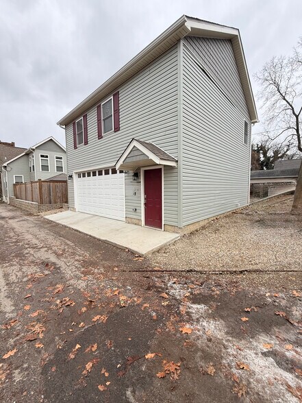 1 outdoor off street parking space - 737 Oak St