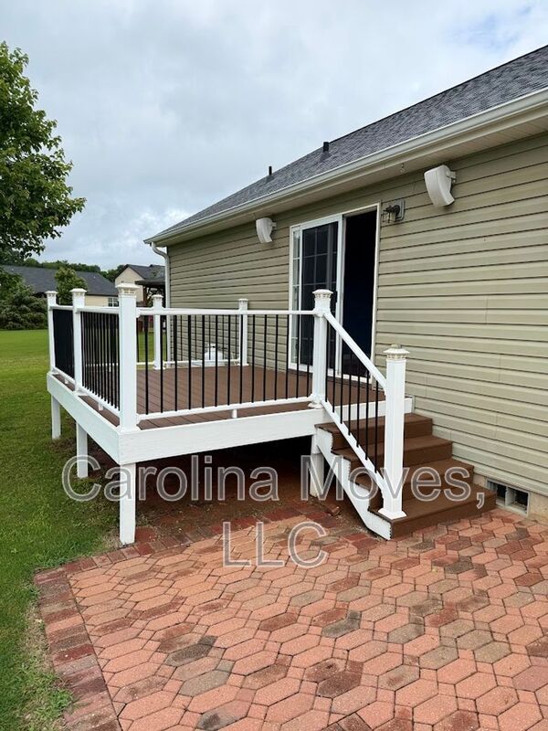 Building Photo - 264 Sleepy River Rd