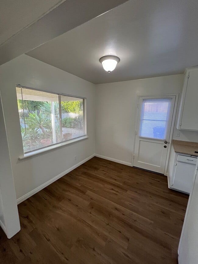 Building Photo - Mid Town Adorable Home!