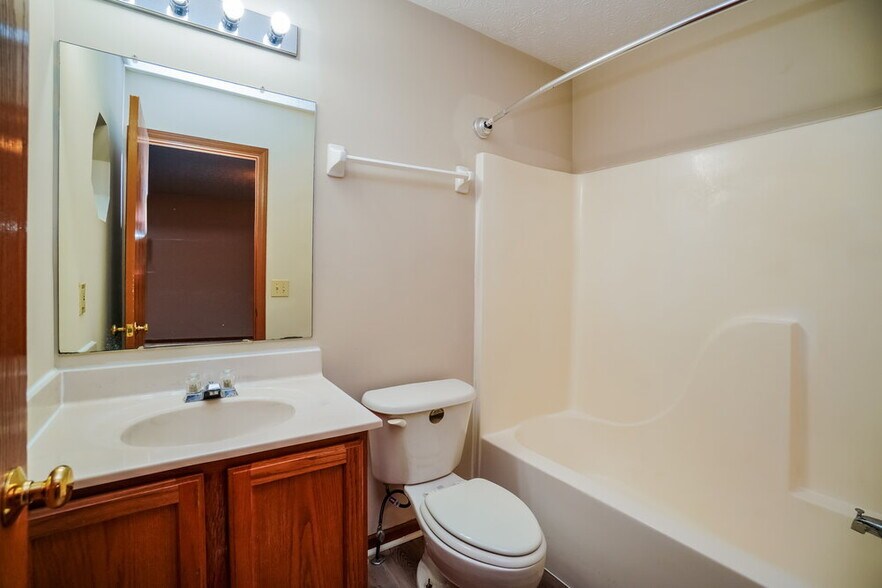 Building Photo - 6150 Kensington Glen Dr