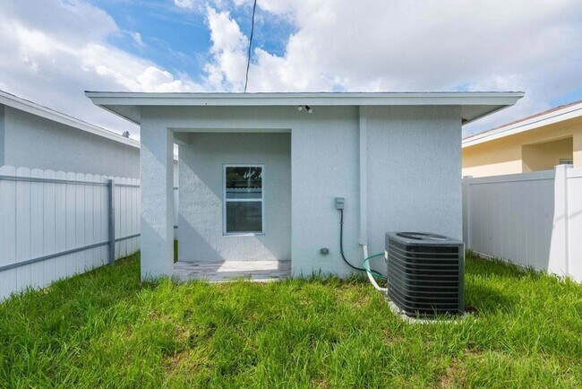 Building Photo - 2827 Saranac Ave