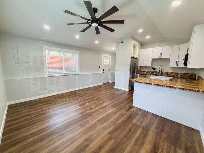 Building Photo - 917 Bennett Ln