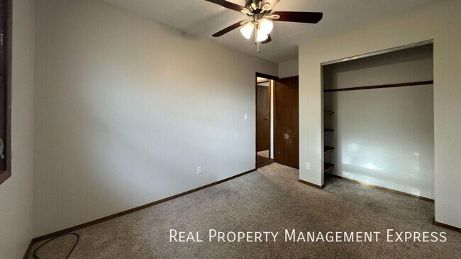 Building Photo - 4 bed 2 bath home with attached garage!