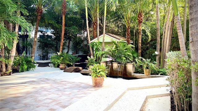 Building Photo - 2301 S Miami Ave