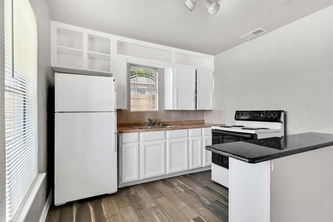 Building Photo - Cute 2 Bedroom!