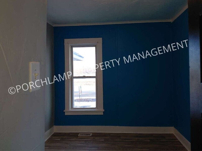 Building Photo - 403 E Broadway Ave