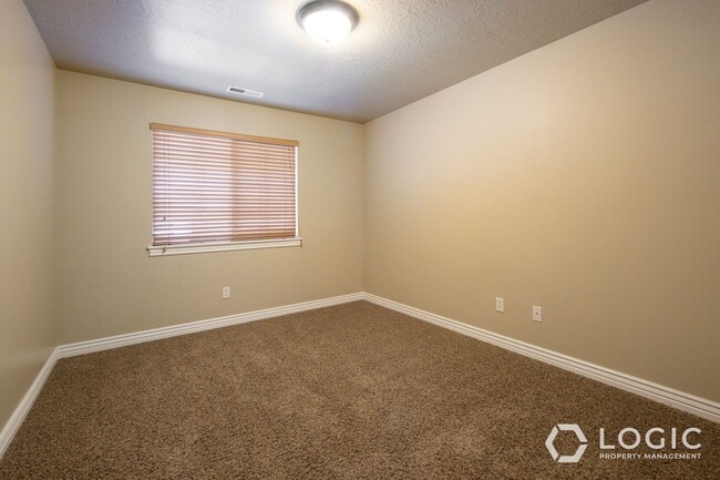 Building Photo - Gorgeous Townhome in South Jordan!