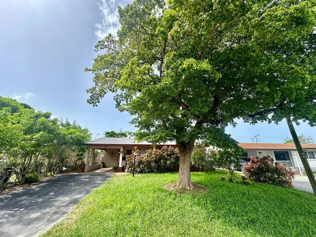 Building Photo - Easy Coastal Living Just Minutes from Downtown!